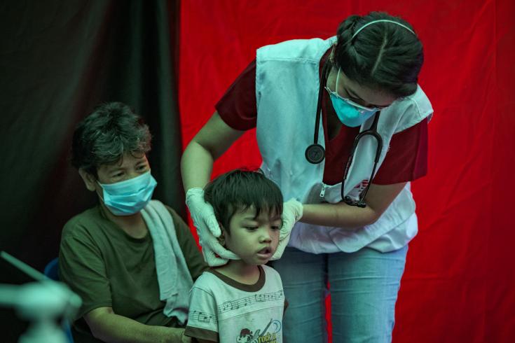 Niño atendido en nuestro centro de salud en Filipinas.