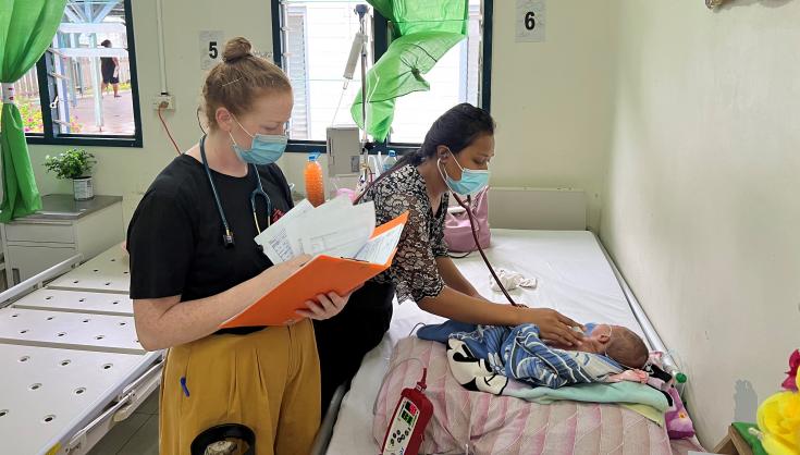 Médica de MSF presta ayuda pediátrica en el Hospital Central Tungaru de Tarawa, Kiribati.
