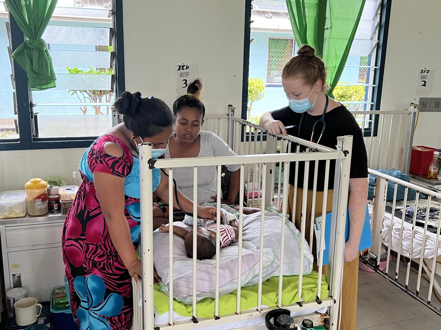 La Dra. Joanne Clarke examina a Nei Aam, de cinco meses, ingresado por bronquiolitis en el Hospital Central Tungaru de Tarawa, KiribatiMSF.
