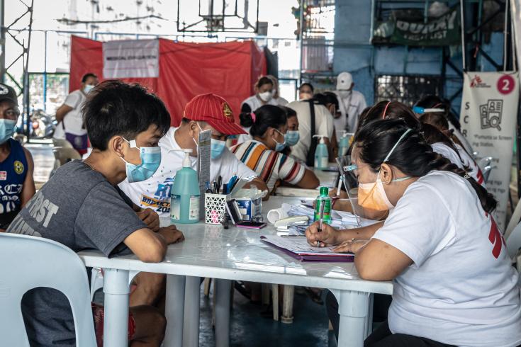 Doctora lleva adelante pruebas de detección de tuberculosis en Filipinas.