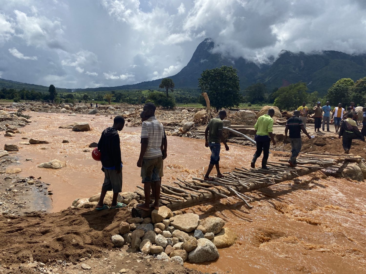 La gente cruza un puente improvisado en el sur de Malawi después de que el ciclón Freddy causara grandes inundaciones y destrucción en la zonaMSF/Pascale Antonie.