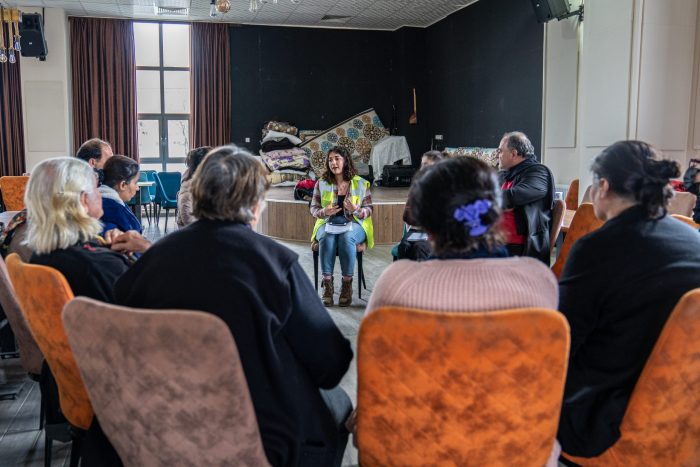 Una psicóloga de una ONG local, apoyada por nuestra organización, lleva a cabo actividades de apoyo psicosocial para mujeres y hombres en Arguvan, a las afueras de Malatya, TurquíaMariana Abdalla/MSF.