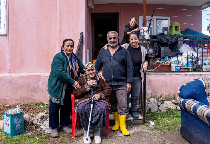 Familia afectada por el terremoto y las inundaciones en la región de Malatya, Turquía.