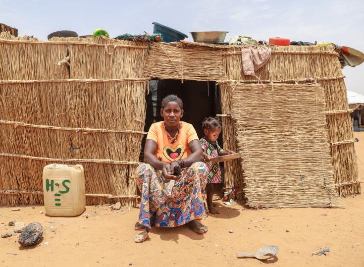 Madre junto a su hijo en su nuevo hogar de Djibo tras ser desplazados. 