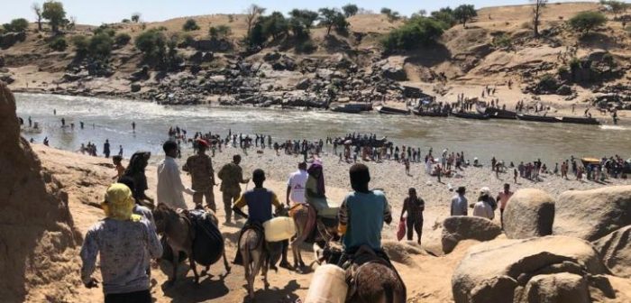 El paso fronterizo de Hamadayet, donde refugiados de Etiopía cruzan el río hacia Sudán. Los recién llegados se llevan todas las pertenencias que pueden llevar consigo, algunos se quedan con el ganado y otros sin nada.Jason Rizzo/MSF