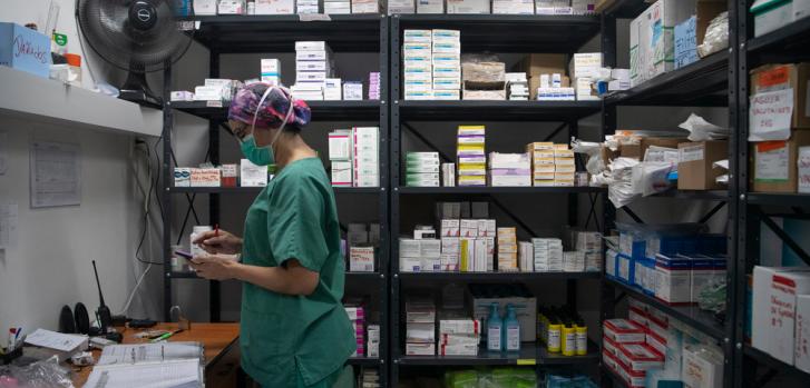 Un miembro del personal de MSF realiza el control de inventario dentro de la farmacia que suministra medicamentos a los pacientes hospitalizados de la unidad COVID-19 que opera MSF en conjunto con el Hospital Pérez de León II en Caracas, Venezuela.