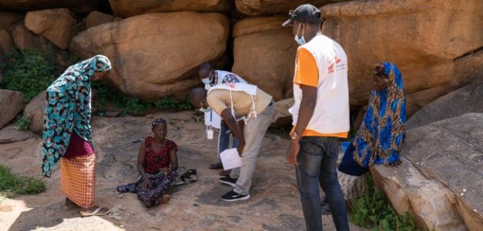 El equipo de MSF asiste a una mujer enferma que ya no puede viajar después de huir de su pueblo natal, que fue atacado por grupos armados. Logró llegar al siguiente pueblo ubicado en Bandiagara Circle, en el centro de Mali.MSF/Mohamed Dayfour