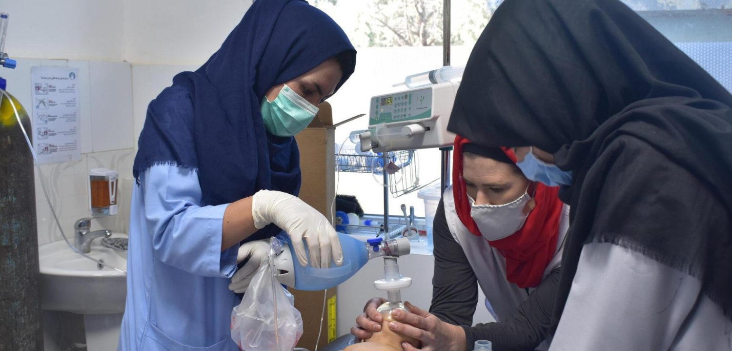 Imagen de archivo del 10 de diciembre de 2020: un equipo de enfermeras de MSF en el hospital de Herat, Afganistán.Waseem Muhammadi/MSF.