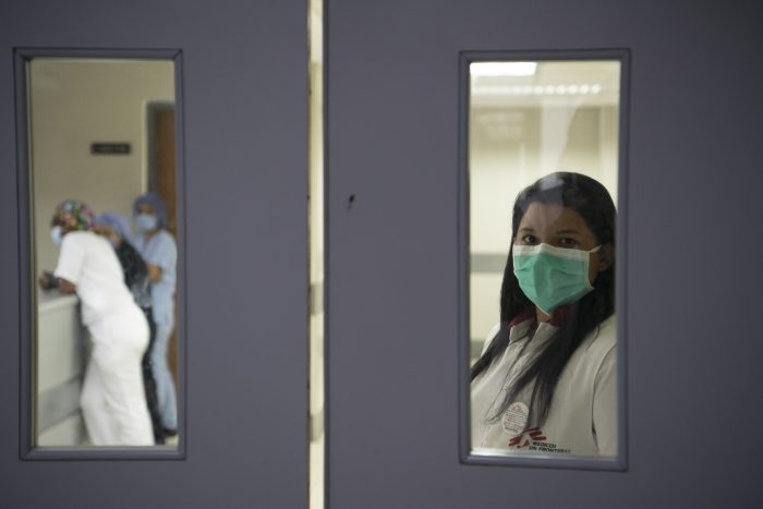 Foto de archivo: Dulce Herrera, a cargo del cuidado de sobrevivientes de violencia sexual en el Hospital Vargas, mira a través de la puerta.Carlos Becerra