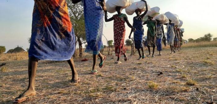 Mujeres de Riang, estado de Jonglei, llevan los objetos que MSF distrubuye a familias locales. Sólo contratar mujeres para este trabajo es una forma de apoyar a las personas más vulnerables de la comunidad.Damaris Giuliana/MSF