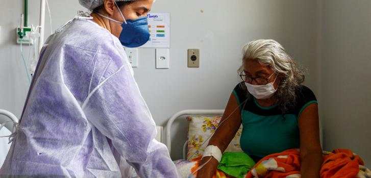 Brígida Assunção, doctora de MSF, ve a una paciente en la sala COVID-19 del hospital regional de Tefé. Diciembre, 2020. Diego Baravelli