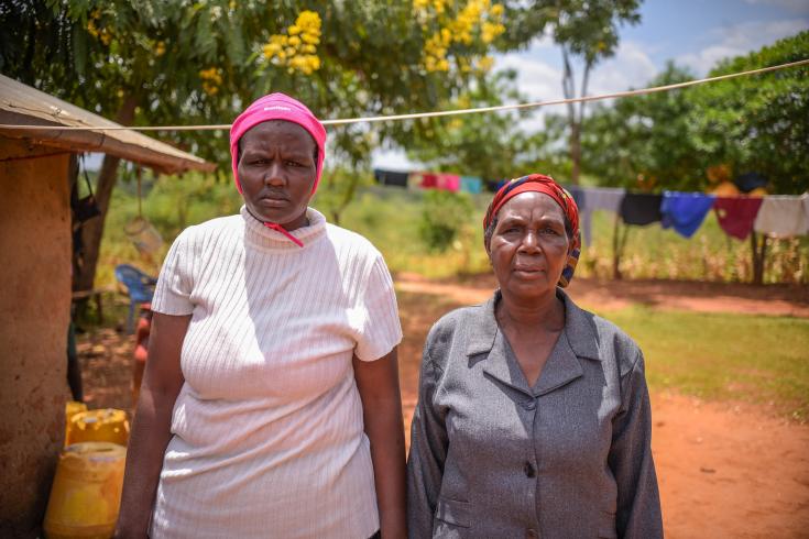 Madre junto a su hija que padece epilepsia, en Kenya.