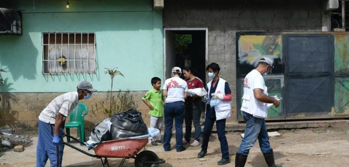 Equipos de MSF y voluntarios de la propia comunidad visitan casa a casa para evaluar las necesidades más importantes de la población y brindar servicios de salud primaria, en el marco de las jornadas integrales de salud que la organización lleva adelante junto a autoridades locales en el estado Anzoátegui. 26/11/2020Matias Delacroix