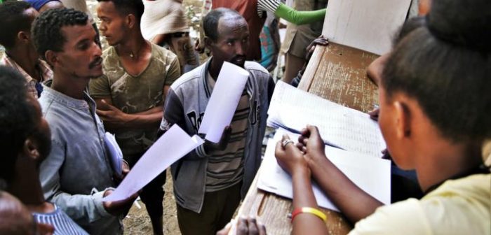 Los administradores registran a las personas desplazadas recién llegadas en la escuela Tsegay Berhe, en la ciudad de Adwa, en el centro de Tigray. Marzo de 2021.Igor Barbero/MSF