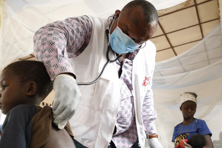 Médico de MSF revista a un niño que padece sarampión en un hospital de RDC. 