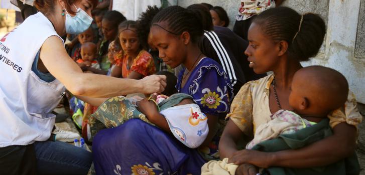 Una de las enfermeras de nuestro equipo comprueba si un niño presenta síntomas de desnutrición durante una clínica móvil en Adiftaw. Etiopía, marzo de 2021Igor Barbero/MSF