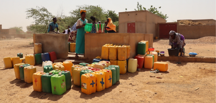 Personas desplazadas recogen agua limpia en un punto de agua en el distrito de Gorom Gorom, en la región desértica del Sahel, al norte de Burkina Faso. Febrero de 2021Noelie Sawadogo/MSF