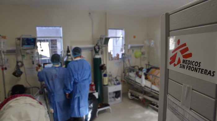Imagen de archivo del 2 de julio de 2021: trabajadores de MSF atendiendo a pacientes con COVID-19 en el Hospital Antonio Lorena en Cusco, Perú. Clément Locquet/MSF.