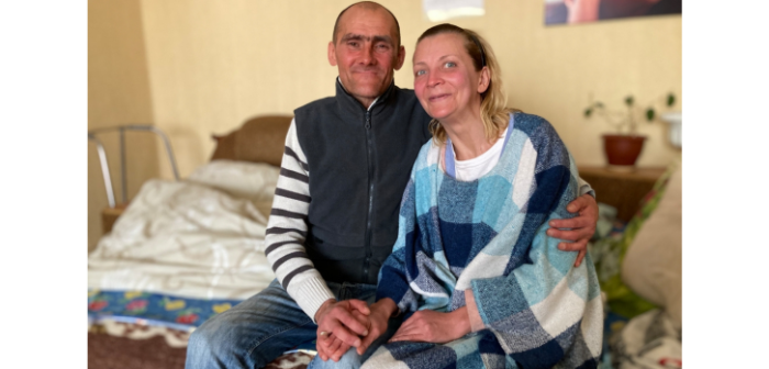 Natasha Mostova y Sergey Khomynskyi, sobrevivientes de TB-DR, en su casa en Zhytomyr, Ucrania, en febrero de 2021.Nitin George/MSF
