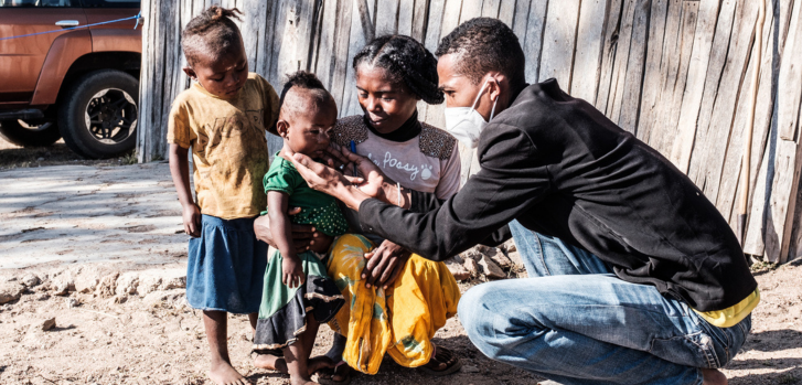 Durante una clínica móvil en la región de Androy, un miembro de nuestro equipo examina a una niña que sufre de desnutrición aguda. Madagascar, julio de 2021Erwan Rogard