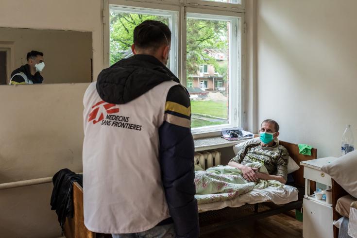 Voluntario de MSF ayudando a un hombre en Ucrania