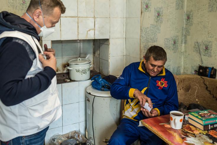 Personal voluntario de MSF entregando medicamentos en medio del conflicto de Ucrania