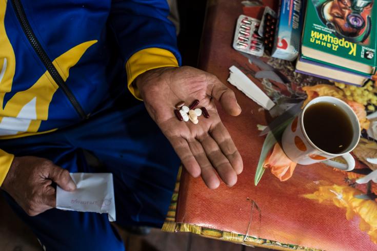 Entrega de medicamentos por parte de las personas voluntarias que colaboran con MSF en Ucrania