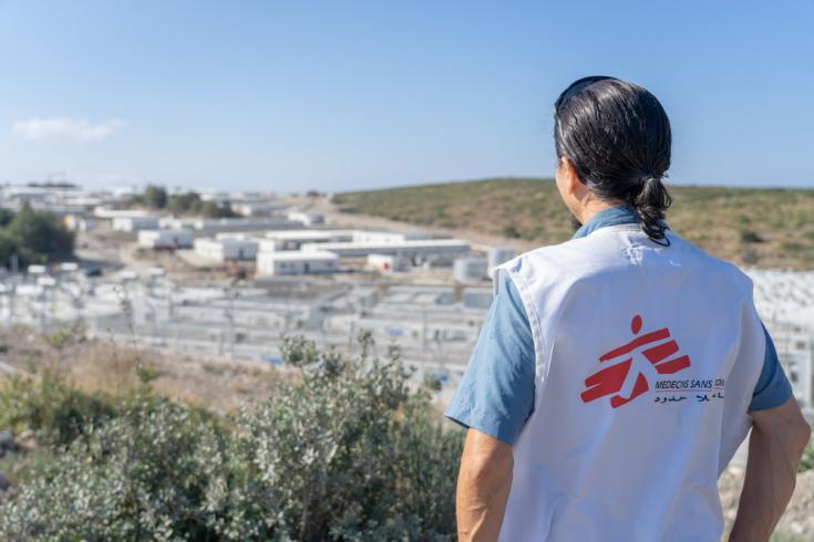 Stephen Cornish, director general de MSF Suiza, observa el nuevo campo-prisión construido en la isla de Samos, Grecia.