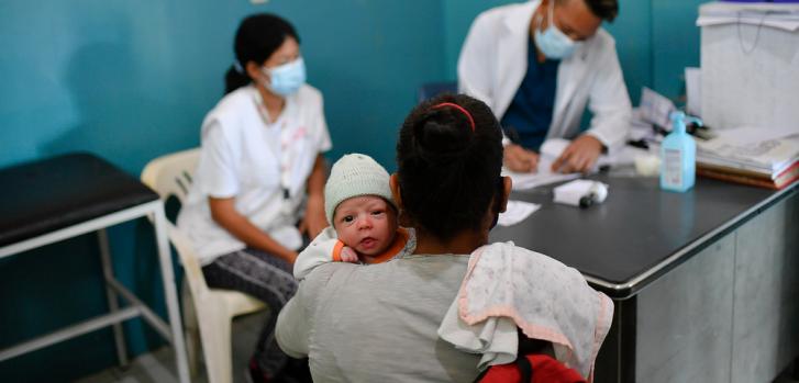 Una mujer lleva a su hijo Ezequiel, de solo 15 días, a su primera consulta posnatal en el ambulatorio de San Vicente en el estado Sucre, donde apoyamos a las autoridades locales para fortalecer el área de salud materno-infantil. Venezuela, mayo de 2021
Matias Delacroix