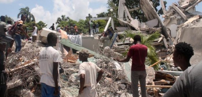 Las personas buscan entre los escombros de lo que era el Hotel Manguier tras el terremoto de magnitud 7.2 ocurrido el 14 de agosto de 2021 en Los Cayos, al suroeste de Haití.STANLEY LOUIS/AFP