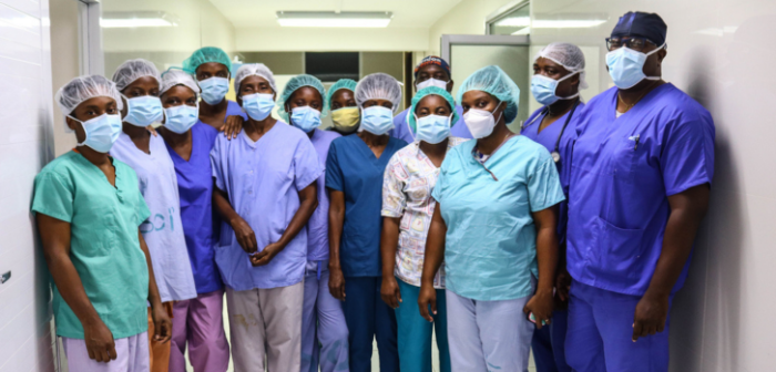 Tras el terremoto del 14 de agosto, un equipo médico de MSF que incluía dos cirujanos y una enfermera de quirófano viajó a Jérémie para trabajar en el hospital St. Antoine. Entre el 16 y 17 de agosto, realizó 10 cirugías. Haití, agosto de 2021Steven Aristil