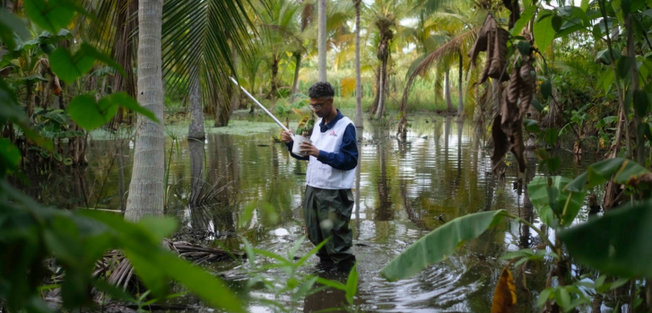 El biólogo Melfran Herrera, quien trabaja en nuestros equipos en el estado Sucre, busca larvas de mosquitos Anopheles para conseguir información que permita diseñar estrategias efectivas para la prevención de la malaria. Venezuela, agosto de 2021Matias Delacroix