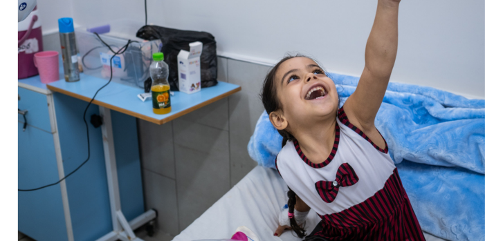 Hala, de cuatro años, el día después de que nuestro personal de cirugía le operó el pie, en la unidad de reconstrucción de extremidades del hospital Al-Awda. Gaza, agosto de 2021Virginie Nguyen Hoang