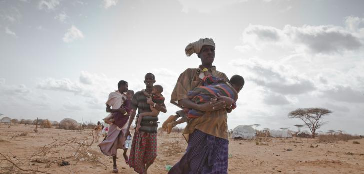 Somalíes del campo de refugiados de Dadaab llevan a sus niños con desnutrición a un nuevo centro de alimentación dirigido por MSF en las afueras del lugar.