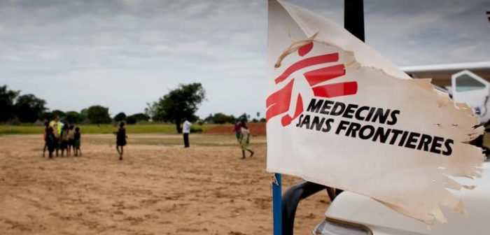 Bandera de Médicos Sin Fronteras en uno de nuestros vehículos en Sudán del Sur. Foto: 2013.Isabel Corthier/MSF