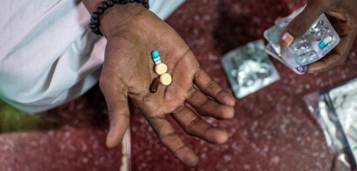 Hanif, paciente con tuberculosis multiresistente, toma su medicación diaria contra la enfermedad en su casa, en el área de Govandi de Mumbai, India. Foto: 2016Atul Loke/Panos Pictures