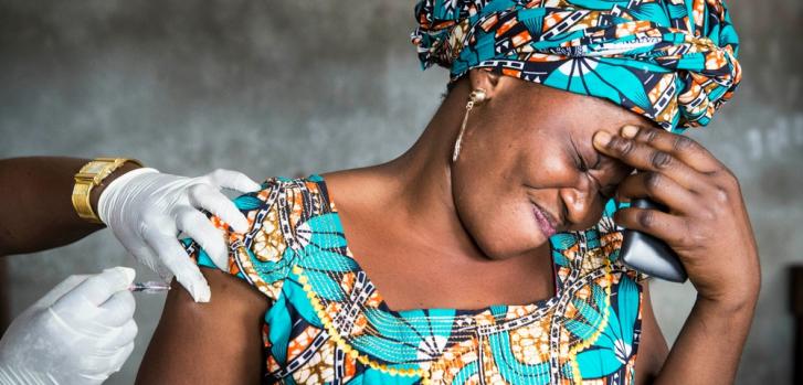 Una mujer recibe una vacuna en Kinshasa, República Democrática del Congo. En 2016, después de un brote de fiebre amarilla, MSF organizó un programa de vacunación.Dieter Telemans