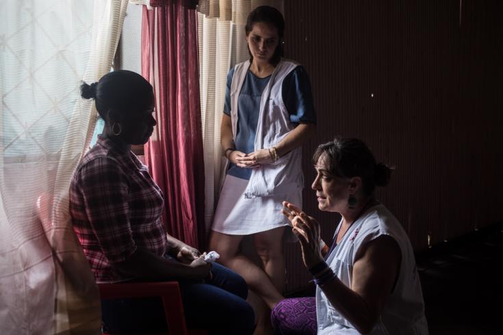 El equipo de Médicos Sin Fronteras explica los objetivos del proyecto integral de salud mental para las víctimas del conflicto armado y otras situaciones de violencia, y también para las sobrevivientes de violencia sexual en la zona urbana de Tumaco.