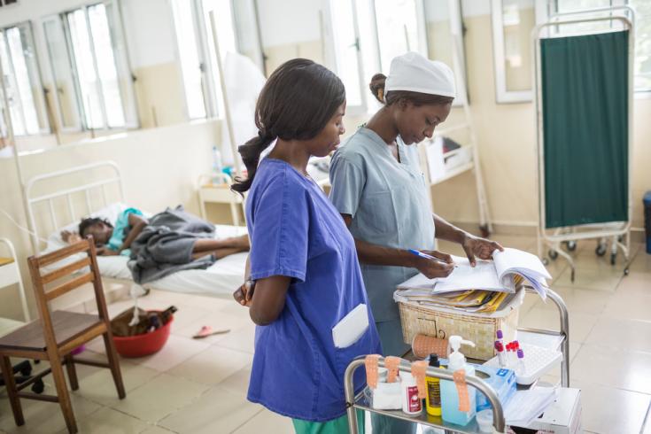 Personal del Hospital de Kinsasha, en República Democrática del Congo, atendiendo pacientes con HIV