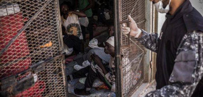 Un guardia cierra la puerta de una celda en el centro de detención de Abu Salim, en Trípoli, Libia. Marzo de 2017Guillaume Binet/Myop