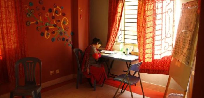 Nargis, consejera de la clínica de salud para mujeres de Médicos Sin Fronteras (MSF), se toma un momento para escribir sus notas de una sesión. En 2016, el equipo de MSF en Kamrangirchar, un barrio del sur de Daca, brindó apoyo médico y psicológico a 535 víctimas de violencia sexual y violencia de pareja. Foto: Bangladesh, 2017.
Amber Dowell/MSF