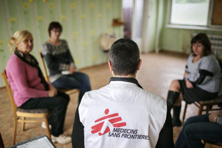 Médico de MSF ofrece ayuda psicológica a víctimas de la guerra en Ucrania. 
