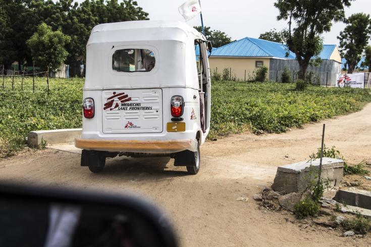 El equipo de MSF en Gwoza, en el noreste de Nigeria, convirtió en ambulancias los populares motocarros, conocidos allí como keke-napeps 