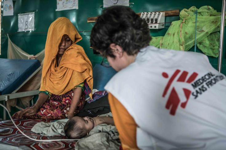 Ansar y Salim Ullah, su bebé de tres meses, siendo atendidas en nuestro hospital de Goyalmara. 