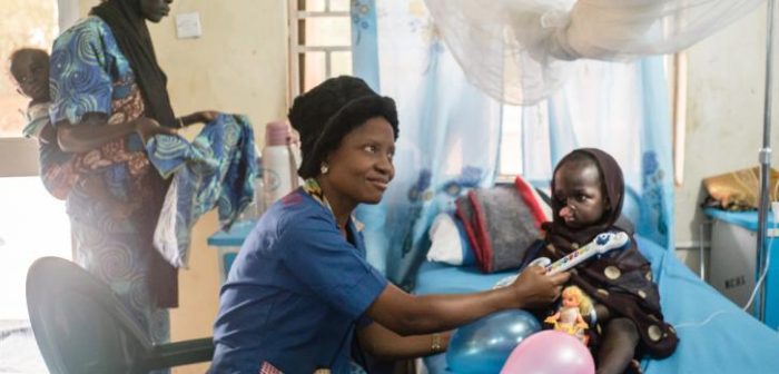 Cuando Yaashe, una paciente de noma de seis años, y su familia llegaron desde Borno al Hospital de Noma de Sokoto, se sintieron aislados porque no hablaban el idioma local. El personal de salud mental les ayudó a integrarse con los demás pacientes. Yaashe fue operada seis meses después de llegar al hospital. Es la primera de varias operaciones que necesita debido a la gravedad de sus heridas. Foto: Sokoto, Nigeria. 28 de octubre de 2017.Claire Jeantet - Fabrice Caterini/INEDIZ
