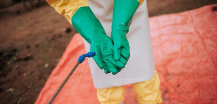 Para controlar un brote de ébola es necesario utilizar guantes y trajes protectores que deben ser lavados constantemente. Foto tomada en Kivu Norte, República Democrática del Congo, en 2018.