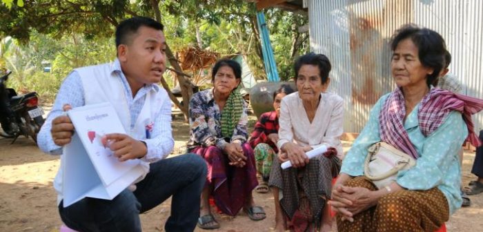 Uno de nuestros trabajadores realiza actividades para informar y educar a la población sobre la hepatitis C en un pueblo del distrito Moung Ruessei. Camboya, enero de 2019Simon Ming/MSF