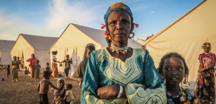 Haibata y su hija mayor en el campo de desplazados internos de Barsalogho, en Burkina Faso. Escaparon de una masacre en su pueblo, en la que su  esposo fue asesinado.Caroline Frechard