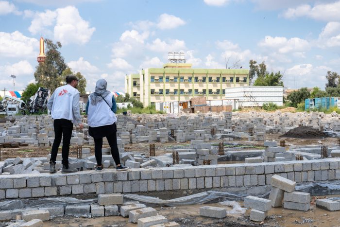 Imagen de archivo del 23 de abril de 2019: dos integrantes de nuestra organización observan el progreso en la construcción de una nueva instalación para el hospital Al Shifaa’ en Mosul, Irak.Julien Dewarichet/MSF.