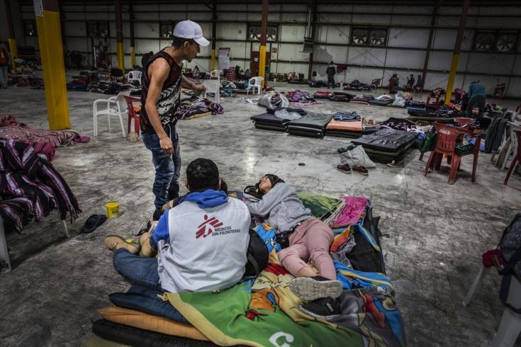 Una migrante habla con uno de nuestros psicólogos en el pabellón de deportes de Piedras Negras, México. (2019)